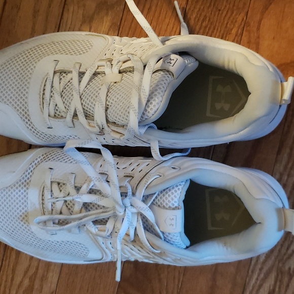 GIRLS SOFTBALL METAL CLEATS UNDER ARMOR SIZE 9 - Picture 6 of 6